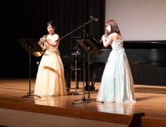 相原さん、上塚さんが演奏するモーツアルトの「アイネ・クライネ・ナハトムジーク」でコンサートがスタート
