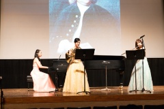 原久美子さんのピアノ伴奏に合わせて、バッハの「G線上のアリア」を演奏