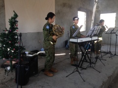 ジュバの児童養護施設でのクリスマス演奏会。現地にいる3人の音楽隊員による演奏（2014年12月、陸上自衛隊提供）