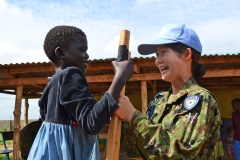 ジュバの児童養護施設で竹馬を教える相原さん（2014年11月、陸上自衛隊提供）